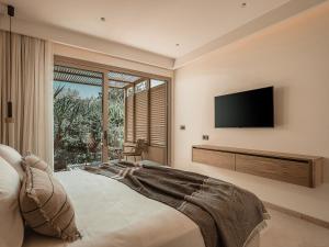 TV a/nebo společenská místnost v ubytování Mitsis Bali Paradise