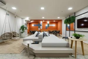 sypialnia z dwoma łóżkami i telewizorem w pokoju w obiekcie Casa Mauá by Cris Borriello w mieście Rio de Janeiro