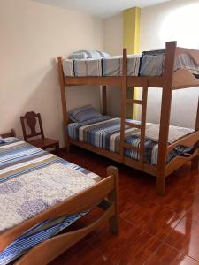 ルナウアナにあるHospedaje Cesarの二段ベッド2台が備わる客室で、以下が含まれます: