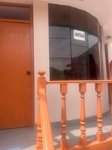 ルナウアナにあるHospedaje Cesarの建物の窓に看板が付いた木製の手すり