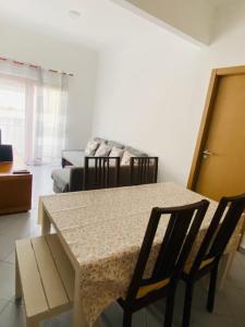 un soggiorno con tavolo da pranzo e sedie di SwordFish Fortress View a Peniche