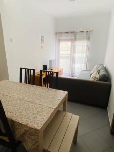 un soggiorno con un divano e un tavolo di SwordFish Fortress View a Peniche Altre 7 foto