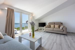 ein Wohnzimmer mit Sofa und Tisch in der Unterkunft Apartments Sunshine D in Crikvenica