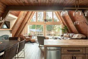 eine Küche und ein Wohnzimmer mit einem großen Fenster in der Unterkunft Acorn Falls, Bass Lake, Ca in Bass Lake