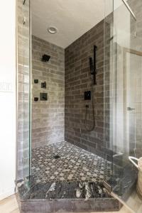 ein Badezimmer mit Dusche mit Glasduschkabine in der Unterkunft Acorn Falls, Bass Lake, Ca in Bass Lake