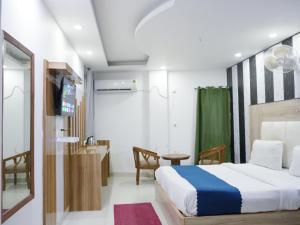 Postel nebo postele na pokoji v ubytování Hotel Modesty#New Delhi#Mahipalpur#Lift#Restaurant#Top Rated Property + 25 fotografií