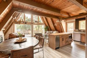 eine Küche und ein Wohnzimmer mit Holzdecke in der Unterkunft Acorn Falls, Bass Lake, Ca in Bass Lake + 31 Fotos