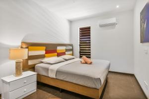 Jan ThielにあるVilla Sol Paraisoのベッドルーム1室(ベッド1台、ナイトスタンドのランプ付) +187枚の写真