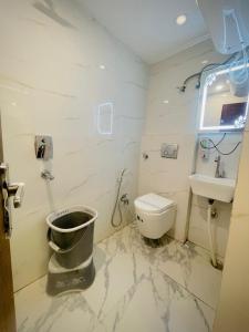 Koupelna v ubytování Hotel Mount View Inn with terrace Ganga view