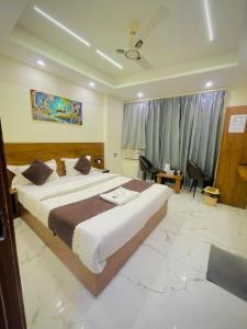 Postel nebo postele na pokoji v ubytování Hotel Mount View Inn with terrace Ganga view