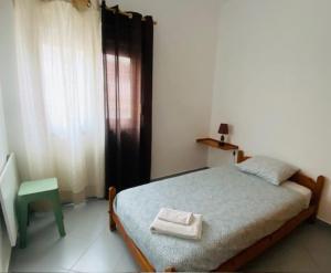 una camera da letto con un letto, una sedia e una finestra di SwordFish Fortress View a Peniche