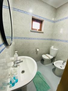 un bagno con lavandino e WC di SwordFish Fortress View a Peniche