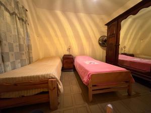 1 Schlafzimmer mit 2 Einzelbetten und einem Spiegel in der Unterkunft Cute house 