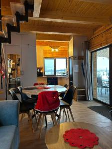 ein Wohnzimmer mit Tisch und Stühlen in der Unterkunft Domek w Budzie Ruskiej in Buda Ruska