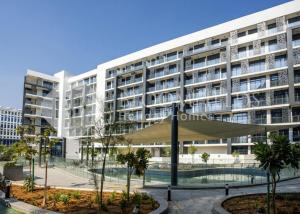 Bloomfields Executive STU The Gate Masdar في أبوظبي: عمارة سكنية امامها مسبح