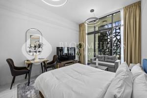 Bloomfields Executive STU The Gate Masdar في أبوظبي: غرفة نوم بها سرير ومكتب ومرآة