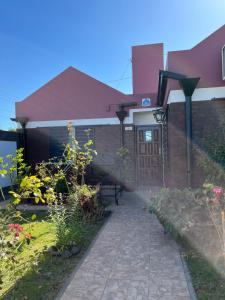 een huis met een pad naar de voordeur bij Lo de Mijo in Dolores