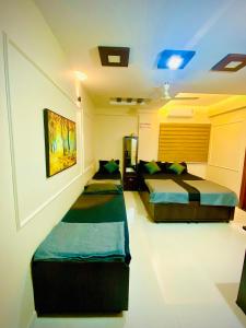 Voodi või voodid majutusasutuse AL-MANAL 304 premium Room 5Beds toas