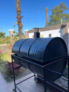 een zwarte grill bovenop een patio bij Lo de Mijo in Dolores