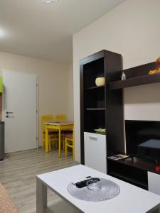 VrnjciにあるJovana Apartman Vrnjacka Banjaの白いテーブルと黒いキャビネット付きのキッチン