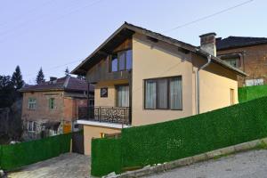 een huis met een groene heg ervoor bij Villa Natalia in Kremen