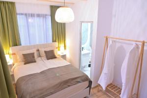 een slaapkamer met een groot bed en groene gordijnen bij Villa Natalia in Kremen