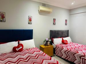 Una cama o camas en una habitación de ANNIKA B&B Claremont