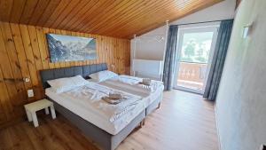 Ένα ή περισσότερα κρεβάτια σε δωμάτιο στο Alpen Chalet Bramberg