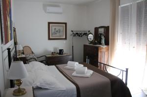 LaurenzanaAgriBnB Casa Furnaredda的一间卧室，床上有一张带毛巾的床