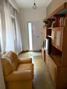 ein Wohnzimmer mit Sofa und Fernseher in der Unterkunft Cute house 