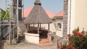 アブジャにあるMiriya Hotel and Apartmentsの屋根付きの展望台