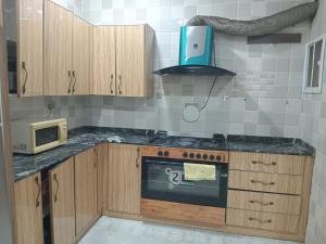 アブジャにあるMiriya Hotel and Apartmentsのコンロと電子レンジ付きのキッチン +12枚の写真