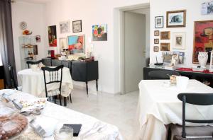 LaurenzanaAgriBnB Casa Furnaredda的一间餐厅里有两张桌子，另一间餐厅里有一张桌面