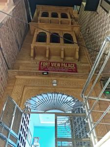 Una vista del frente de un edificio con un cartel de "For View Palace" en fort view palace, en Jodhpur