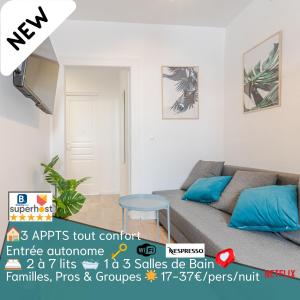 - un salon avec un canapé et des oreillers bleus dans l'établissement CATTENOM NEW NOVÝ NOU NOVO - 3 min Parking, Wi-Fi, Nespresso - Spacieux & serein, idéal pros et familles - Spacious & serene, perfect for pros & families, à Hettange-Grande