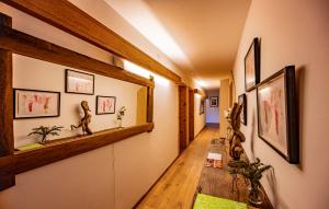 Una televisión o centro de entretenimiento en Victoria Retreat & Spa