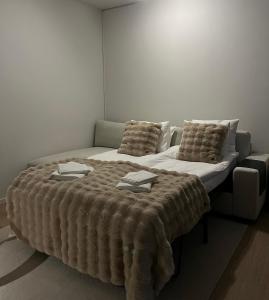 un grande letto con una coperta sopra di Keisari Apartment a Rovaniemi