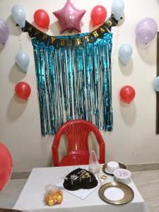 uma mesa com um bolo sobre uma mesa com balões em Hotel Sun em Bishnupur