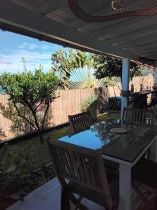 Caribbean Sunset, Malendure, Vue Mer, Jacuzzi Privé في بويانت: فناء مع طاولة وكراسي وسياج