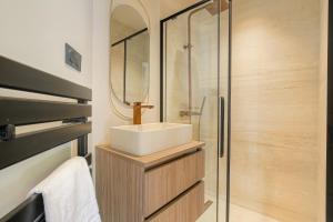 a bathroom with a sink and a shower at Résidence moderne avec appartements lumineux et rénovés aux portes de Lyon in Écully