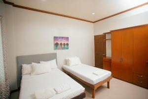 una piccola camera con due letti e un armadio di RGE Hotel a Belen