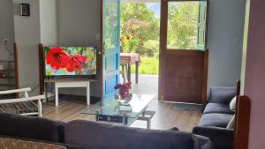 uma sala de estar com um sofá e uma mesa de vidro em Soothing 2-bedroom country house in Huayllabamba em Huayllabamba