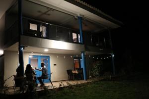 duas pessoas à porta de uma casa à noite em Soothing 2-bedroom country house in Huayllabamba em Huayllabamba mais 65 fotografias