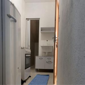 een keuken met een spoelbak en een fornuis bij Kitnet Dream House 3 in Bayeux