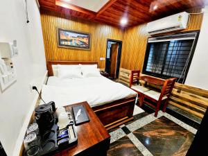 Ένα ή περισσότερα κρεβάτια σε δωμάτιο στο Black bird hotel and restaurant +6 φωτογραφίες