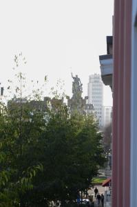 安特卫普Stylish Apartment City Center的城市建筑中的一棵树的景色