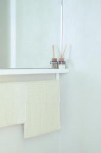 安特卫普Stylish Apartment City Center的墙上的白色架子,带毛巾 更多24张照片