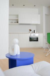 安特卫普Stylish Apartment City Center的厨房里一张蓝色的桌子上放着两个白色物品。