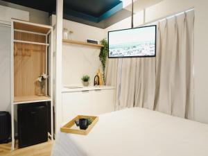 Apê Itaim Bibi - Soft Opening في ساو باولو: غرفة نوم مع سرير وتلفزيون بشاشة مسطحة