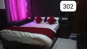 Ένα ή περισσότερα κρεβάτια σε δωμάτιο στο Hotel Vrindavan +12 φωτογραφίες